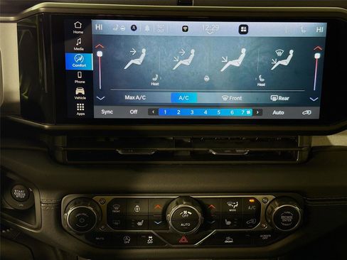 Used 2025 Jeep Wrangler Sahara image 16