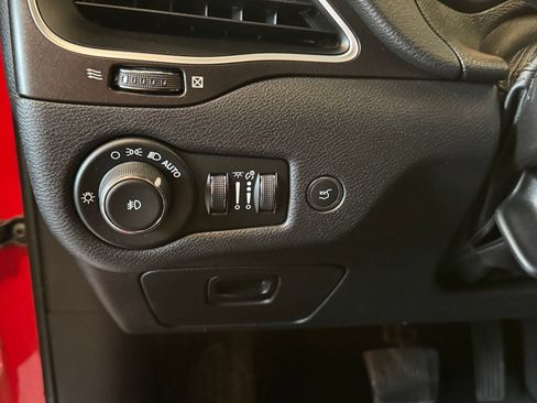 Used 2019 Jeep Cherokee Trailhawk w/ Comfort/Convenience Group AWD/4WD image 18