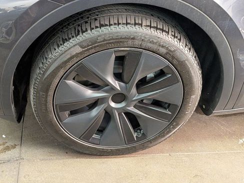 Used 2025 Tesla Model Y Long Range AWD/4WD image 28
