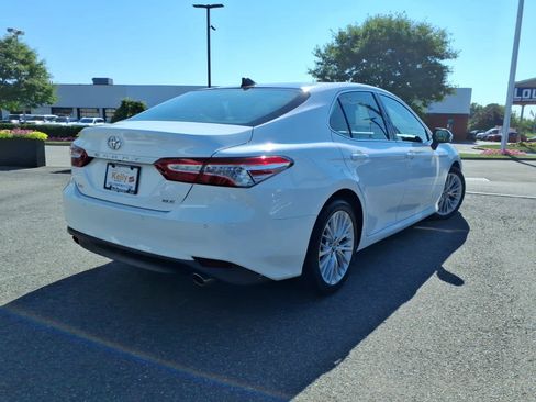Used 2018 Toyota Camry XLE FWD image 5