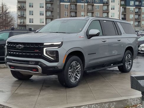 Used 2025 Chevrolet Suburban Z71 image 9