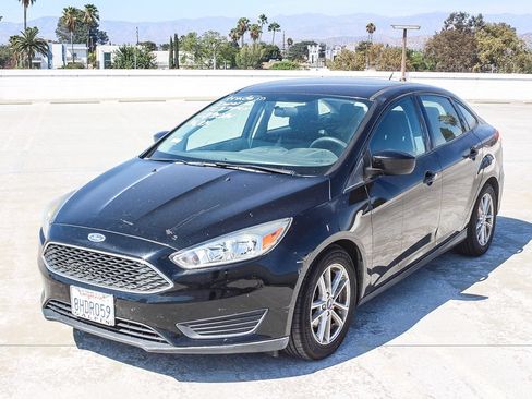 Used 2018 Ford Focus SE FWD image 3