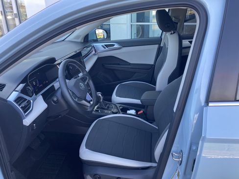 Certified 2025 Volkswagen Taos SE w/ Panoramic Sunroof Package image 17