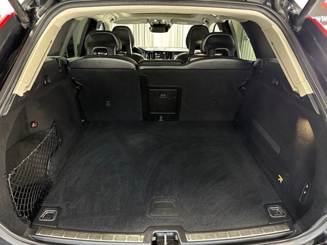 Used 2019 Volvo XC60 T5 Momentum w/ Multimedia Package AWD/4WD image 9
