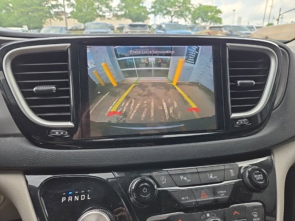 Used 2023 Chrysler Pacifica Touring-L FWD image 21
