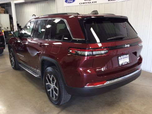 Used 2024 Jeep Grand Cherokee Limited image 3