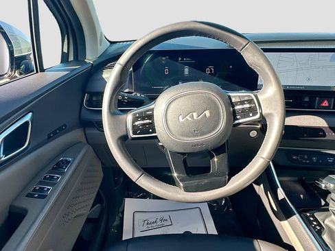 Used 2025 Kia Carnival EX image 22