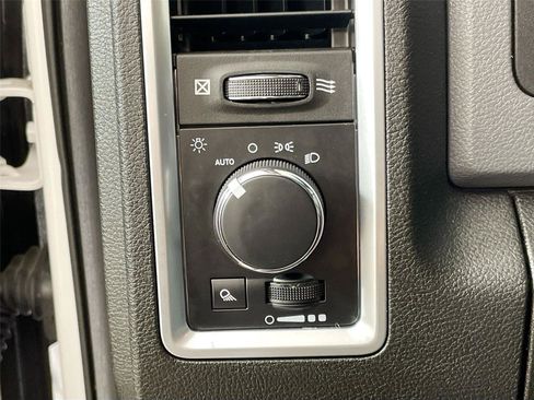Used 2019 RAM 1500 Classic SLT AWD/4WD image 14