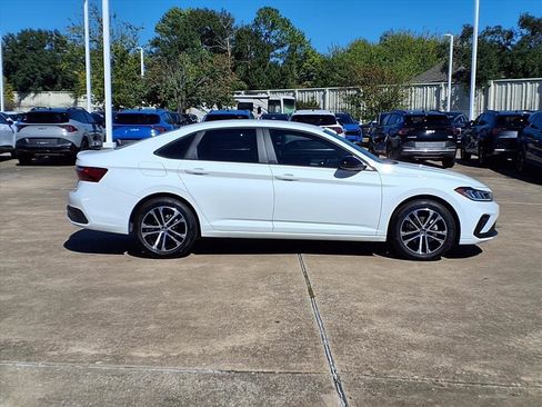 Used 2025 Volkswagen Jetta Sport image 28