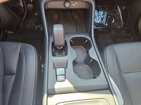 Used 2025 Volvo XC40 B5 Core AWD/4WD image 9
