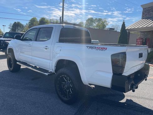 Used 2018 Toyota Tacoma TRD Sport image 10