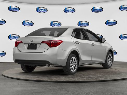 Used 2018 Toyota Corolla LE FWD image 2