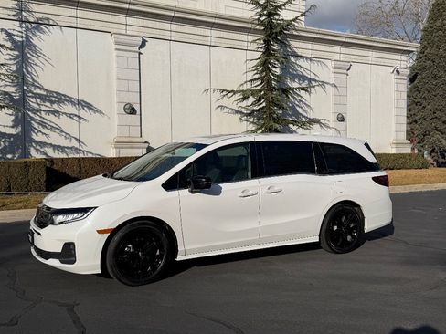 Used 2025 Honda Odyssey Sport-L image 2