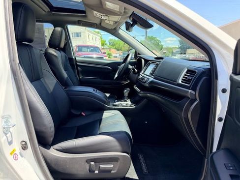 Used 2017 Toyota Highlander SE FWD image 38