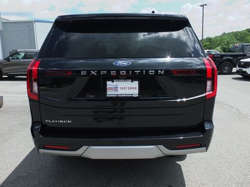Used 2025 Ford Expedition Platinum w/ Driver's Package AWD/4WD image 4