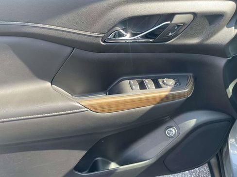 Used 2023 GMC Acadia SLE w/ Driver Convenience Package image 16