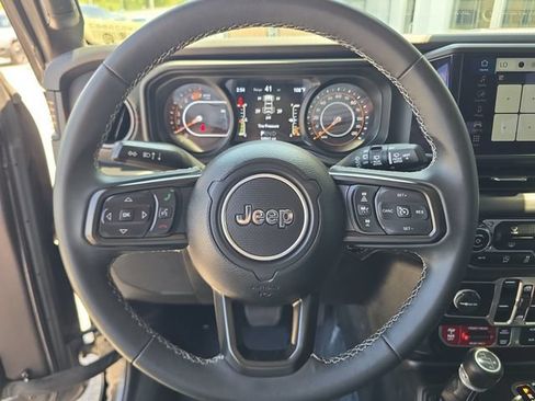 Used 2025 Jeep Wrangler Unlimited Rubicon AWD/4WD image 26