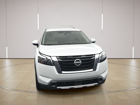 Certified 2025 Nissan Pathfinder SL FWD image 2