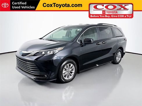 Certified 2025 Toyota Sienna XLE w/ XLE Plus Package image 1