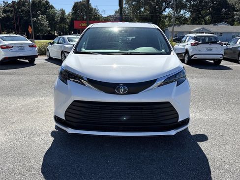 Used 2025 Toyota Sienna LE image 8