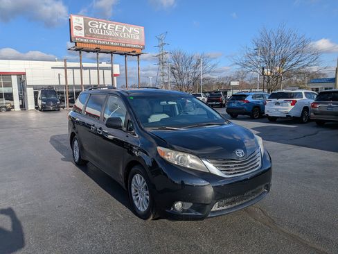 Used 2015 Toyota Sienna XLE image 3