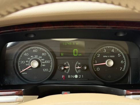 Used 2006 Lincoln Town Car Signature image 16