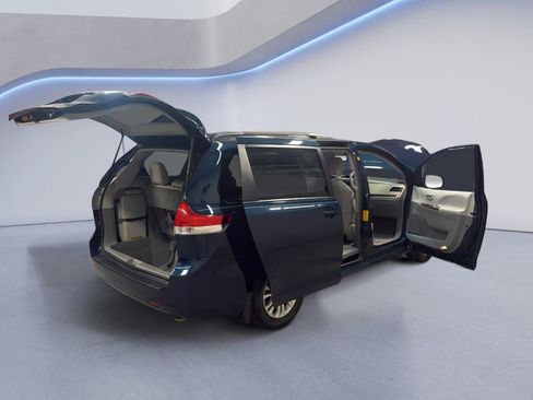 Used 2012 Toyota Sienna XLE w/ Entertainment Pkg FWD image 14