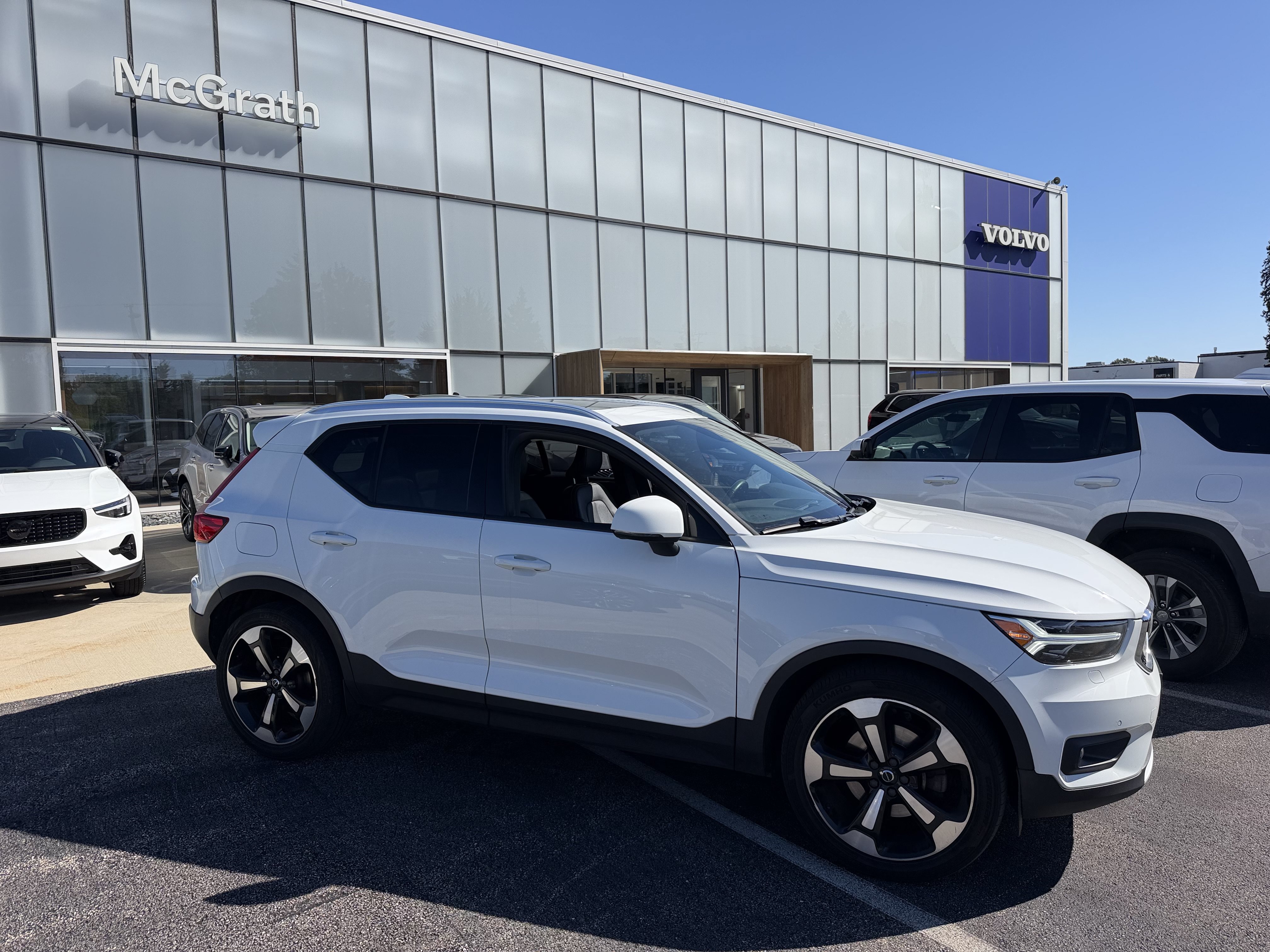 Used 2020 Volvo XC40 T5 Momentum w/ Protection Package Premier AWD/4WD image 3