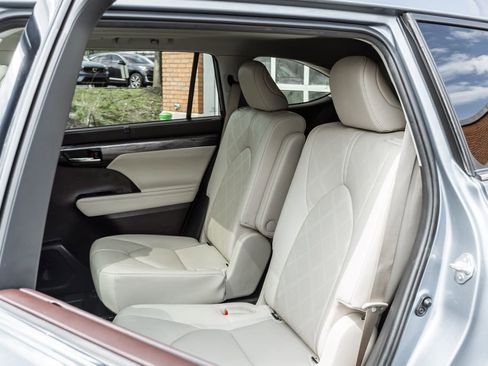 Used 2020 Toyota Highlander Platinum image 30