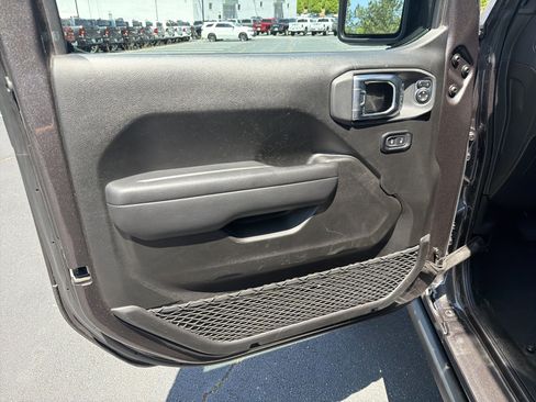 Used 2025 Jeep Wrangler Unlimited Rubicon AWD/4WD image 12