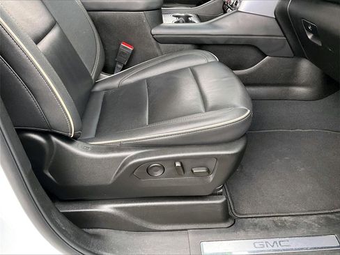 Used 2024 GMC Yukon XL SLT image 38
