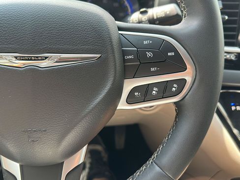 Used 2022 Chrysler Pacifica Touring-L FWD image 25