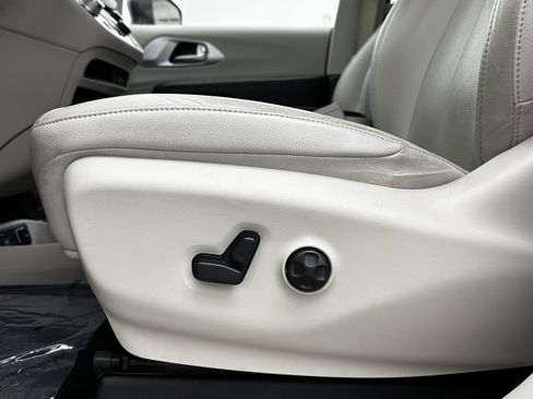 Used 2018 Chrysler Pacifica Touring-L image 12