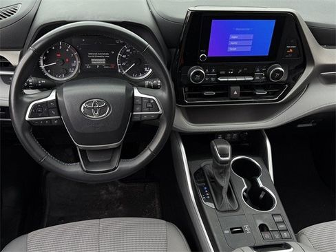 Used 2024 Toyota Highlander LE image 12