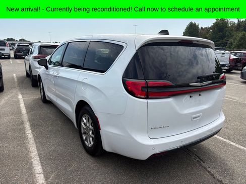 Used 2024 Chrysler Pacifica Touring-L FWD image 7