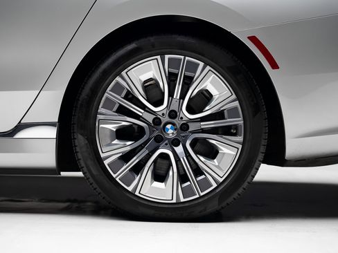 Used 2023 BMW i7 xDrive60 image 21