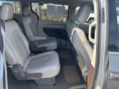 Used 2020 Chrysler Pacifica Touring-L image 16