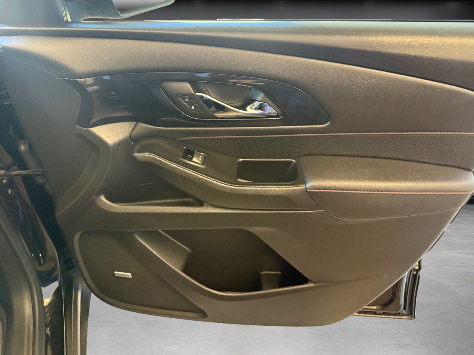 Used 2023 Chevrolet Traverse RS AWD/4WD image 14