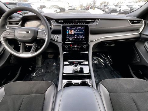 Used 2023 Jeep Grand Cherokee Altitude image 13