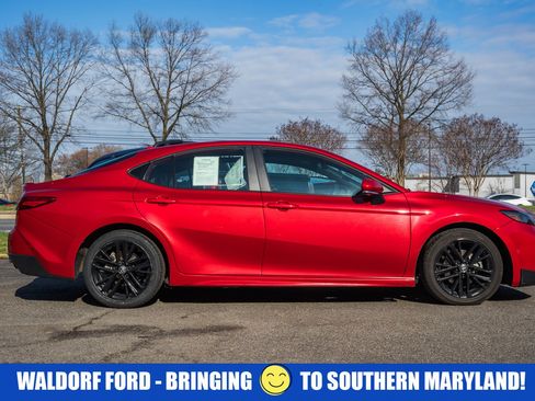 Used 2025 Toyota Camry SE image 3