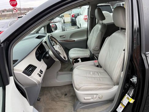 Used 2014 Toyota Sienna XLE image 11