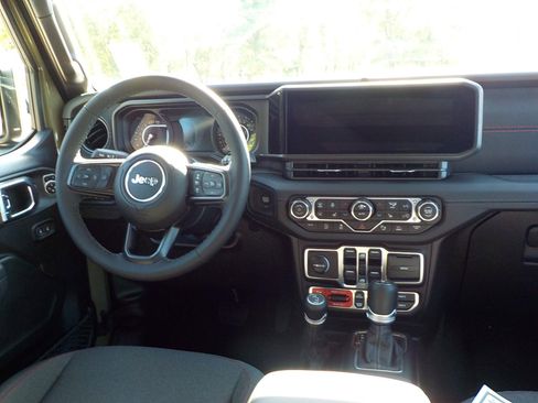 New 2025 Jeep Wrangler Unlimited Rubicon w/ Technology Group image 15