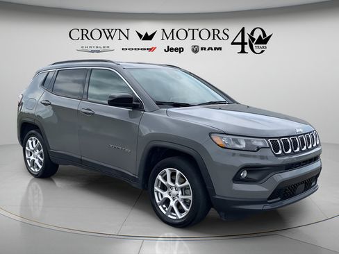 Used 2023 Jeep Compass Latitude AWD/4WD image 3