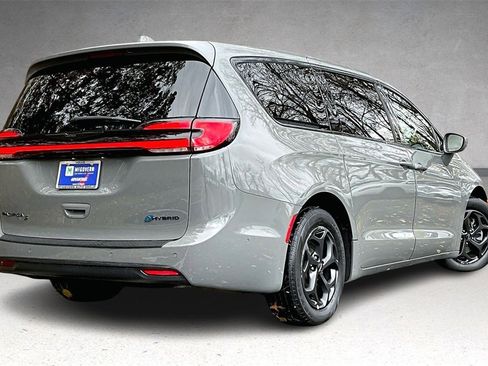 Used 2022 Chrysler Pacifica Limited w/ Uconnect Theater Family Group image 6