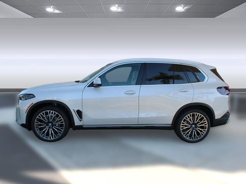New 2026 BMW X5 sDrive40i image 2