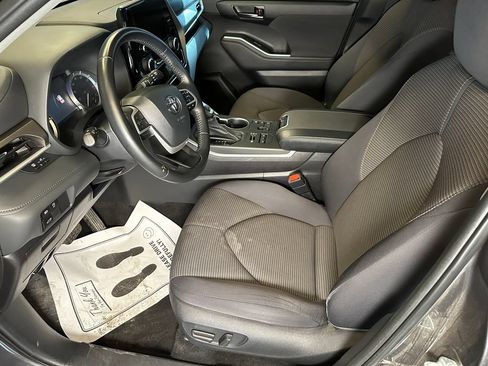 Used 2023 Toyota Highlander LE AWD/4WD image 19