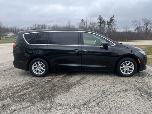 Used 2020 Chrysler Pacifica Touring w/ Cold Weather Group FWD image 6