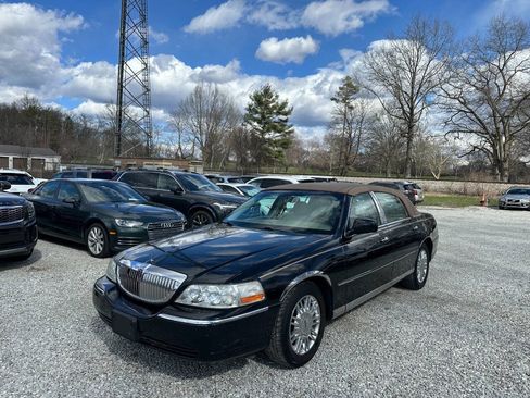 Used 2009 Lincoln Town Car Signature Limited image 1