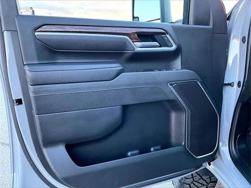 Used 2025 GMC Sierra 2500 SLE w/ SLE Value Package; image 9