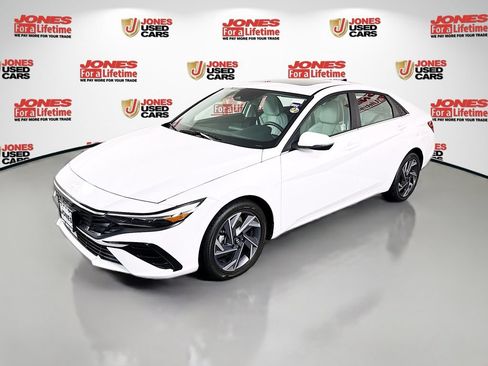 Certified 2025 Hyundai Elantra Limited FWD image 16